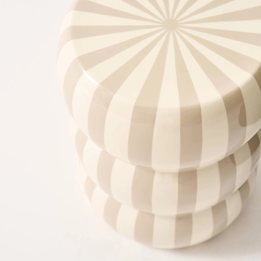 Tavolino da salotto in acciaio smaltato a righe, 46cm, beige