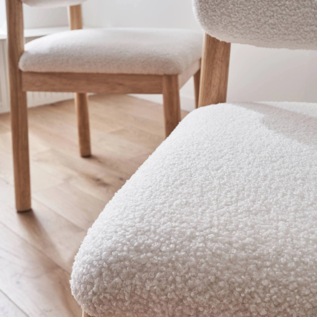 Set di 2 sedie imbottite in legno di hevea e bouclé, bianco