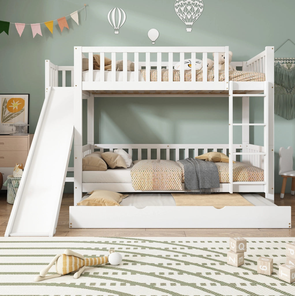 Letto a castello con letto estraibile, scivolo e scaffali