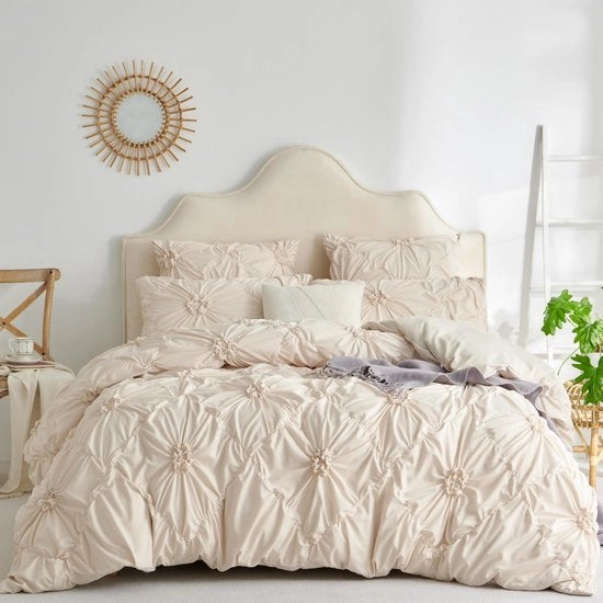 Set di Cuscini da Letto di Lusso e Eleganza con Disegno di Pizzo e Pieghe per Massimo Comfort