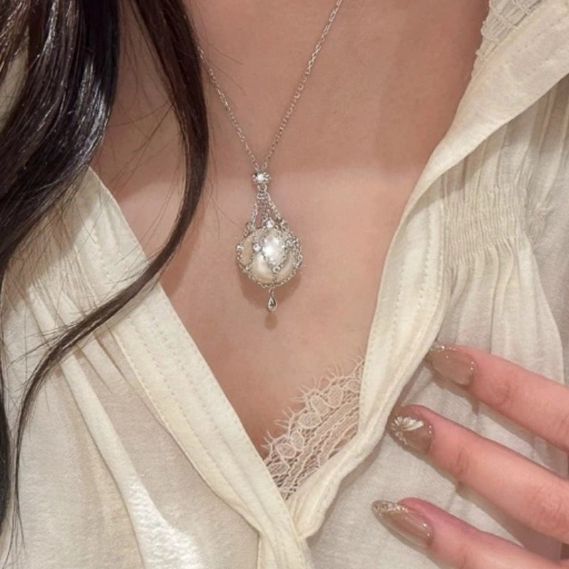 Collana con pendente a goccia in zirconi e nappa, catena per clavicola con perle di cristallo.