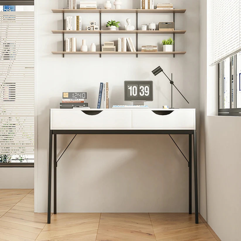 Scrivania da 80x40x90 cm, finitura bianca, ideale per lo studio o la cameretta.