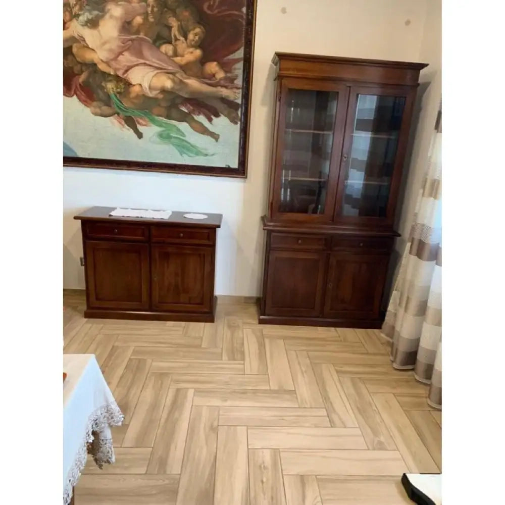 Cristalleria color noce con 4 ante e 2 cassetti in stile classico legno e mdf con rifinitura in noce lucido 105x42x205 H