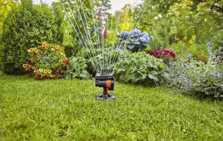 Gardena 08251-20 Pipeline Irrigatore Oscillante Portata fino a 18 m Larghezza getto fino a 12 m Area coperta 216 m² colore Nero Arancione