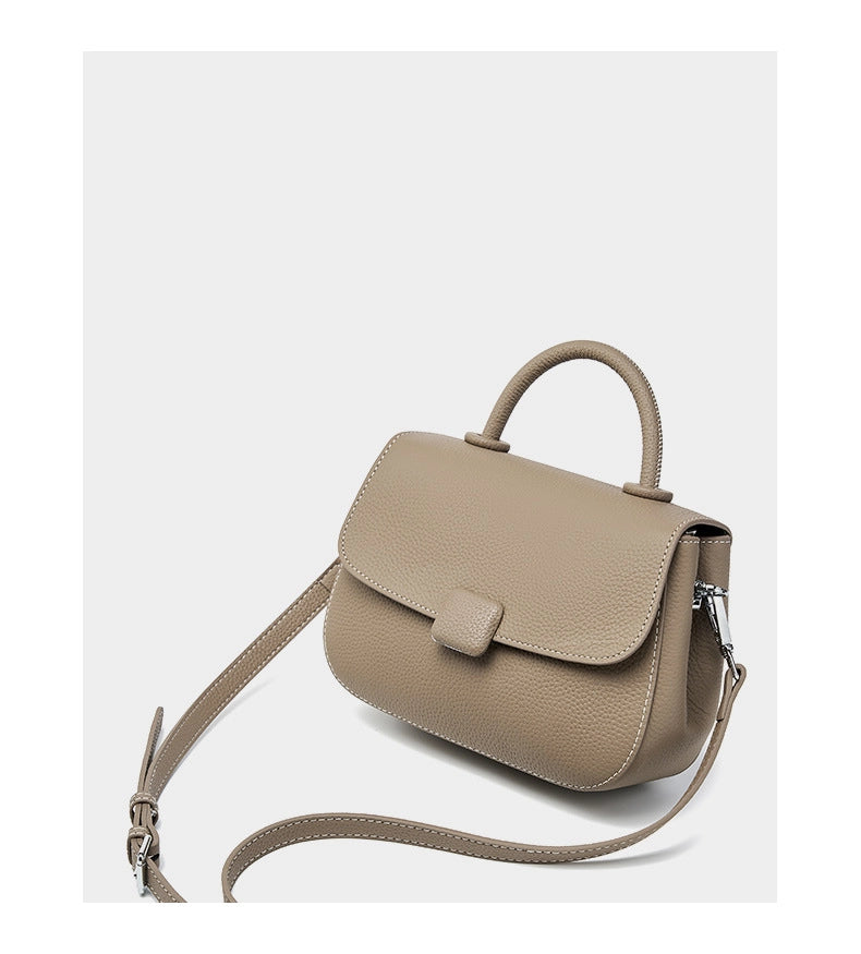 Borsa a tracolla classica da donna in vera pelle, colore grigio.