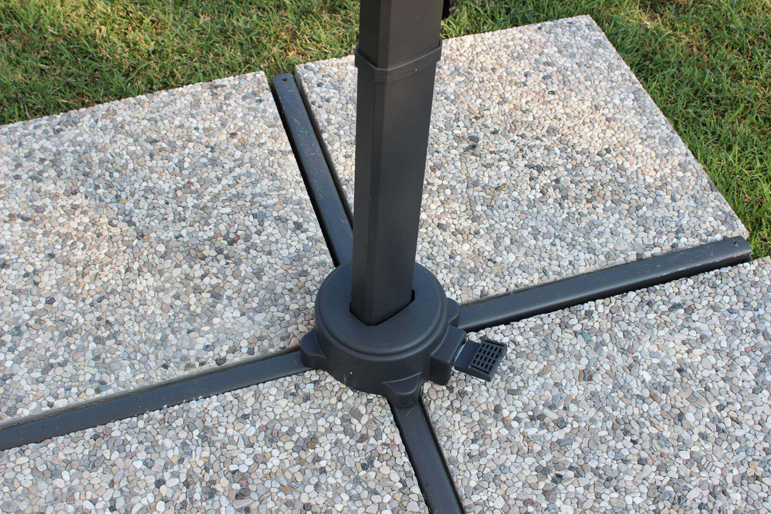 Ombrellone da Giardino Newton Decentrato 3x3 m in Alluminio Nero Telo Grigio