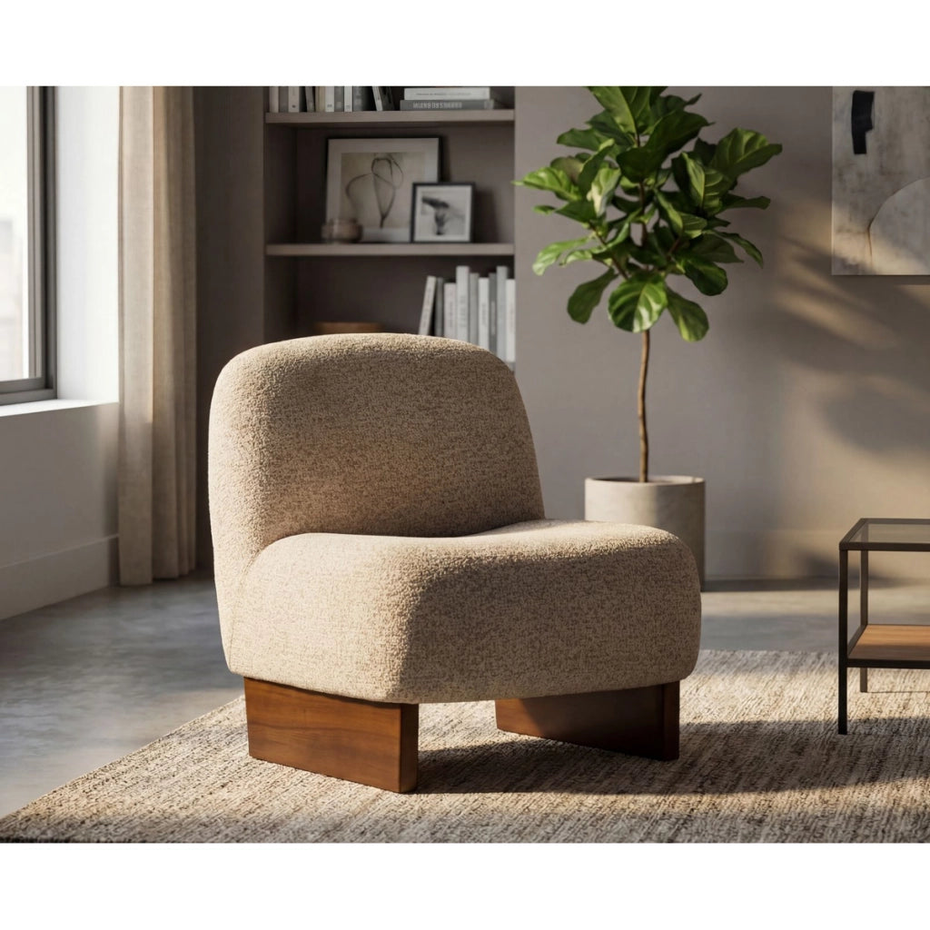 Poltrona Japandi in boucle' con base in legno scuro