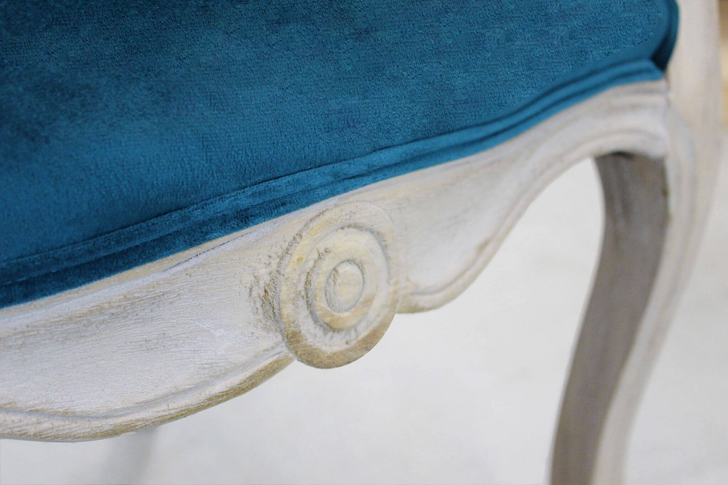 Poltrona Coreen in Velluto Blu 61x61x71 h cm in Legno Blu