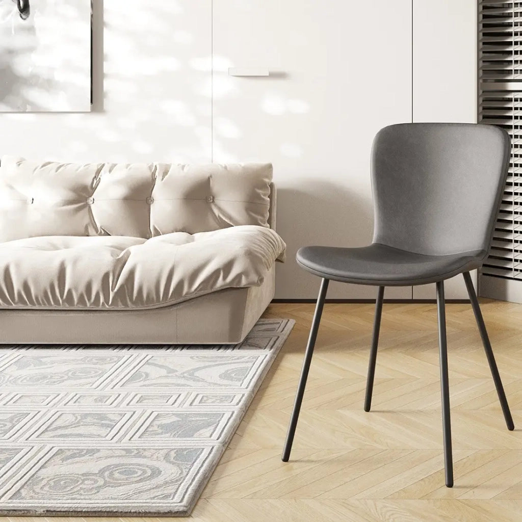 Sedia in pelle PU per sala da pranzo in colore grigio scuro. Collezione ALCAN