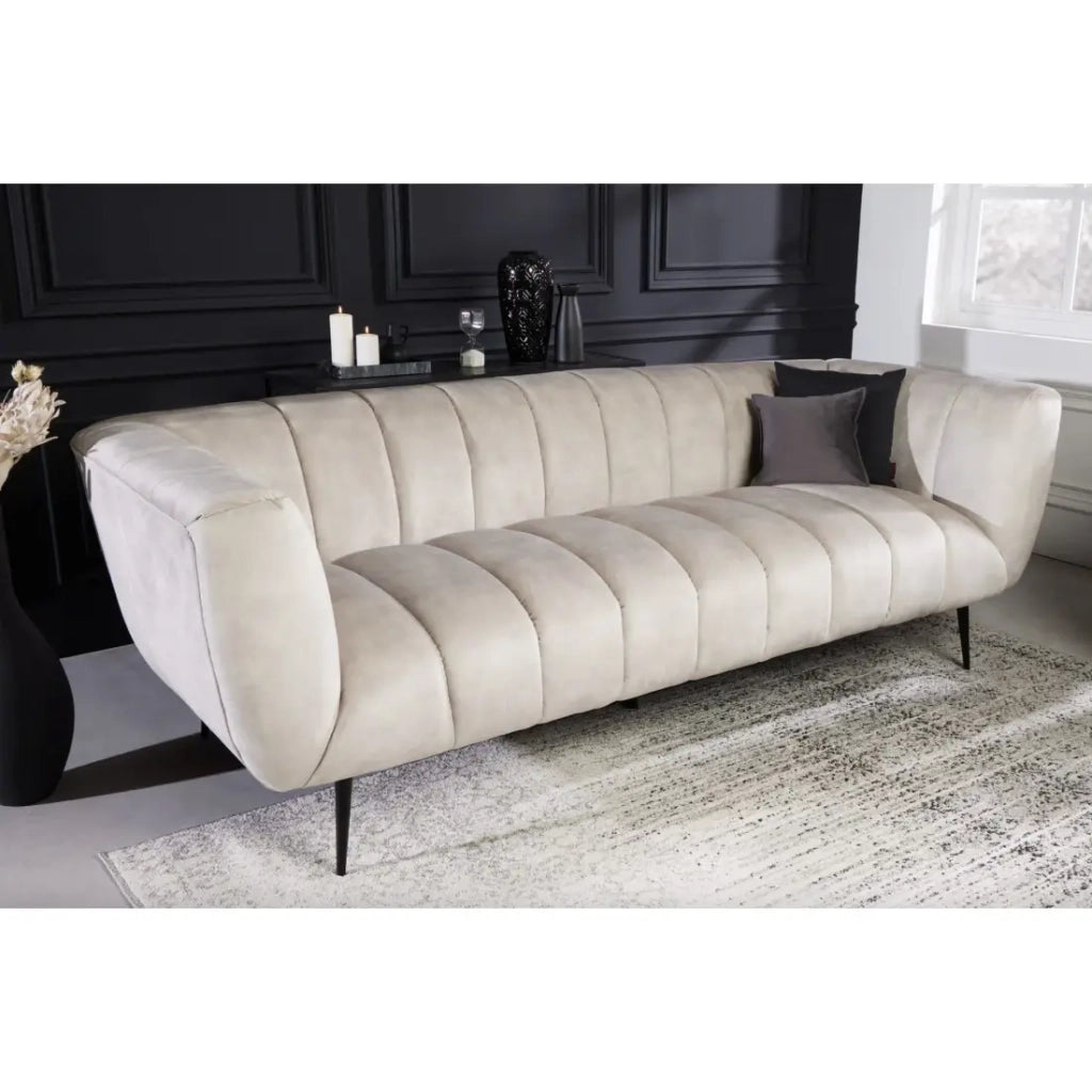 Divano dritto NORA bianco champagne – Divano chic in velluto con piedi in metallo nero