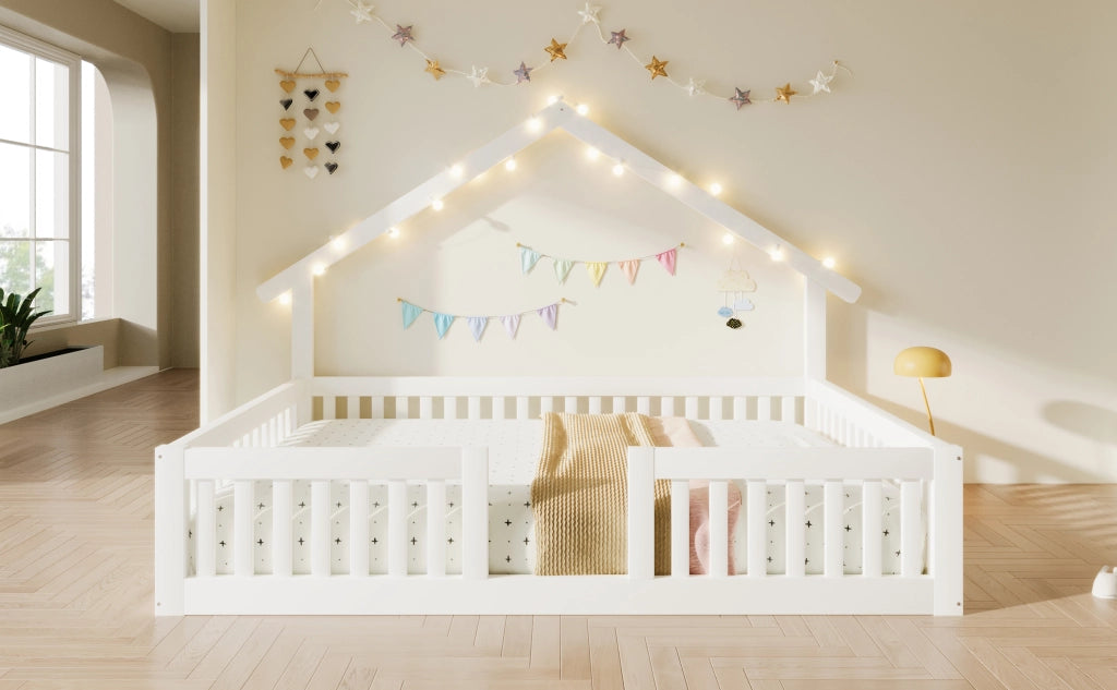 Letto casetta bianco 140x200 cm in legno con sponde di sicurezza e luci LED calde