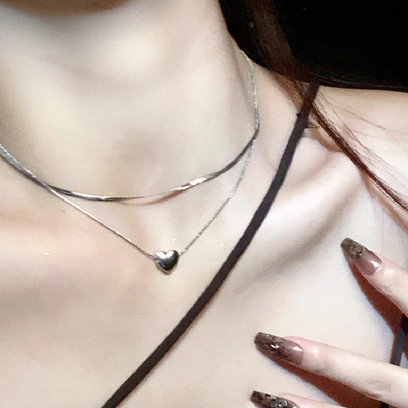 Collana minimalista a forma di cuore in acciaio al titanio con catena a osso di serpente.