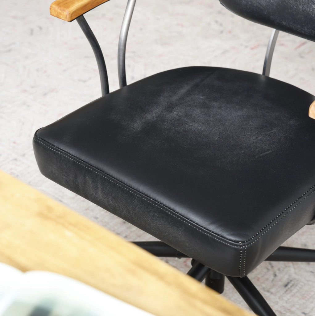 Sedia da ufficio girevole in vera pelle nera con ruote e struttura in metallo