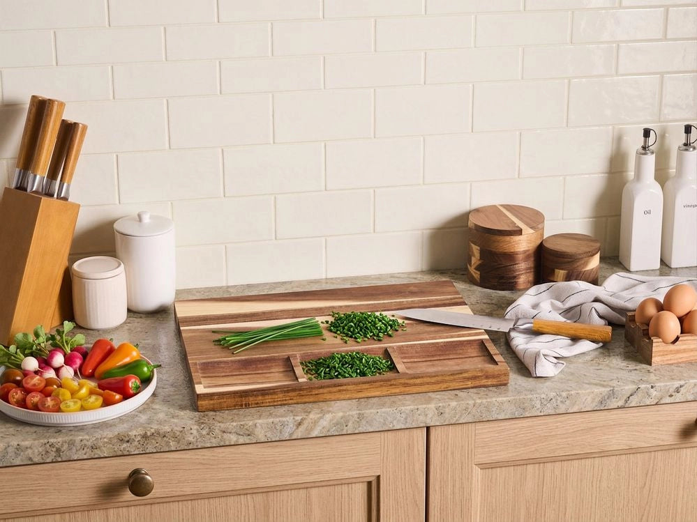 Tagliere in legno di acacia marrone con scomparti di separazione  Accessori da cucina