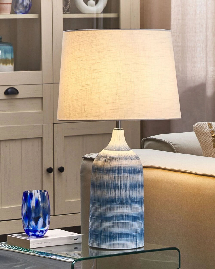 Lampada da tavolo Base in ceramica blu 66 cm Paralume in tessuto bianco Lampada da comodino classica