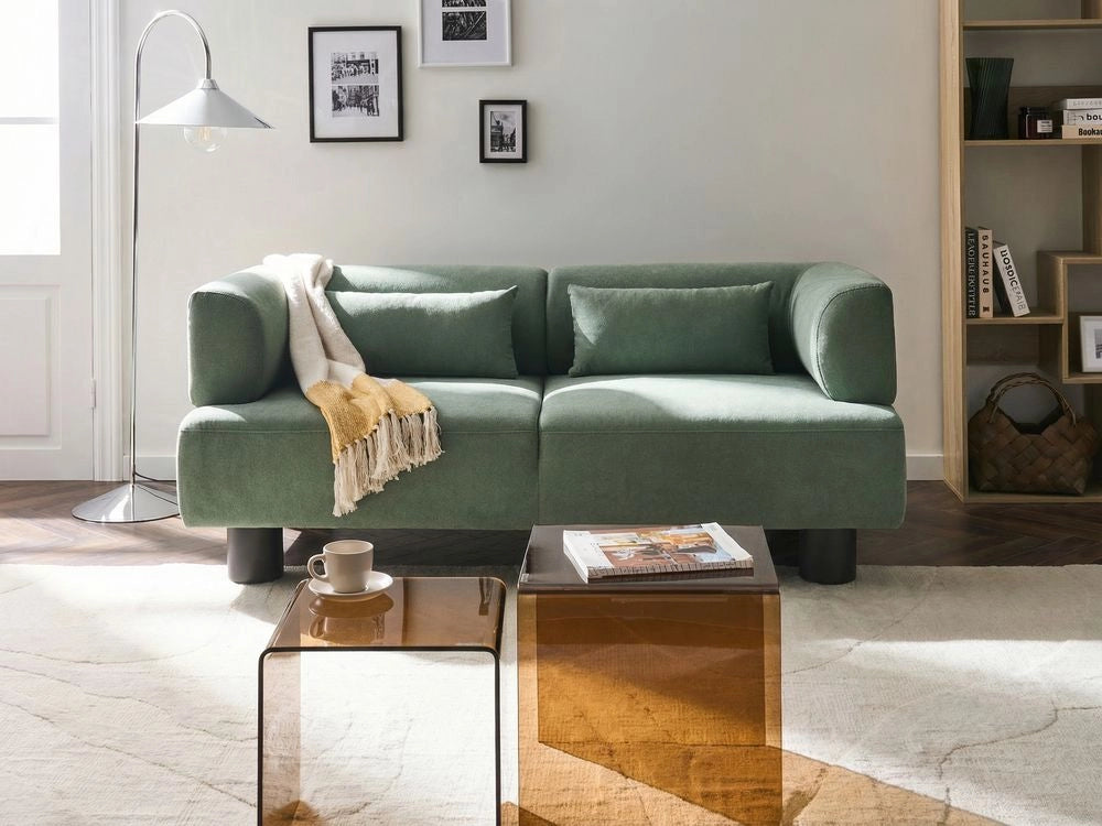 Divano a 2 posti Rivestimento in tessuto verde chiaro con gambe in legno e braccioli lineari Materiale idrorepellente Stile moderno Soggiorno