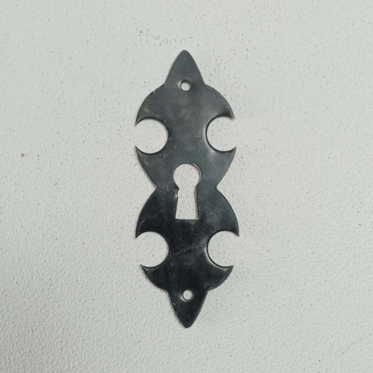 Bocchetta per mobili da 79x29mm buco chiave stile ferro battuto verniciata fumè