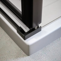 Box doccia 70x70 cm con apertura a battente e parete fissa, profili nero opaco e vetro da 8mm trasparente h195 | Fiji 