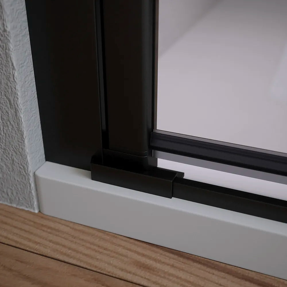 Box doccia 90x70cm con apertura a battente e parete fissa, profili nero opaco e vetro da 6mm trasparente h195 | Elba