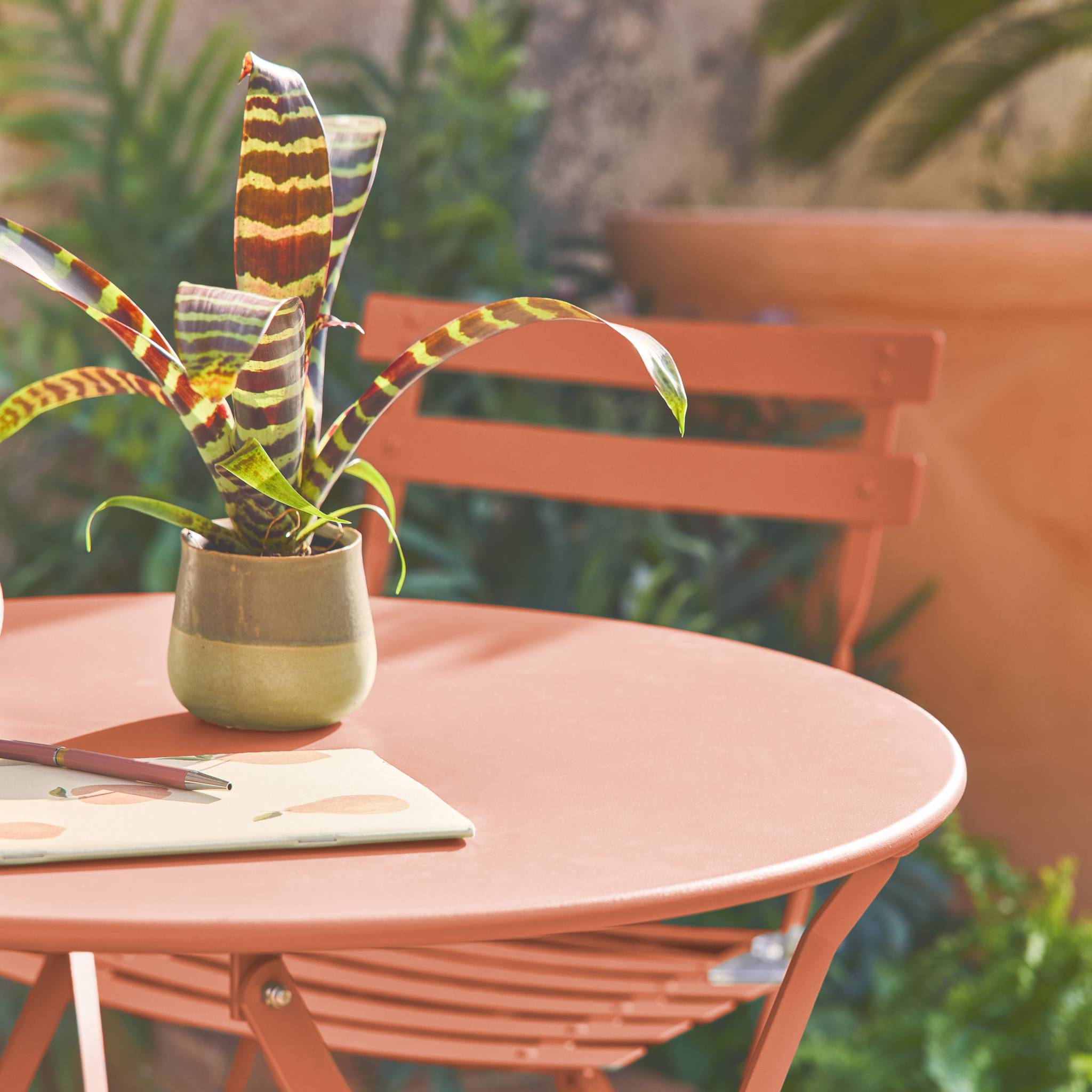 Tavolo da giardino bistrot pieghevole in metallo con 2 sedie, rosa