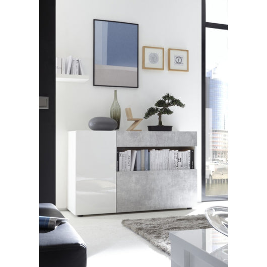 Credenza con 1 cassetto e 2 porte, collezione KALO, colore bianco effetto cemento, ideale per il tuo soggiorno.