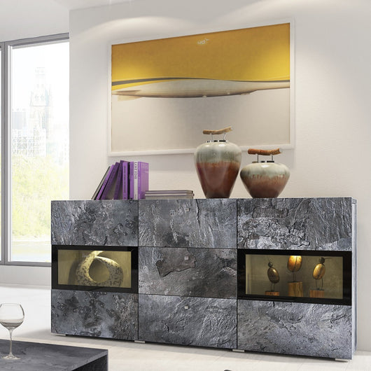 Buffet 2 ante e 3 cassetti collezione RAMOS. Illuminazione LED integrata. Colore grigio effetto ardesia e nero.