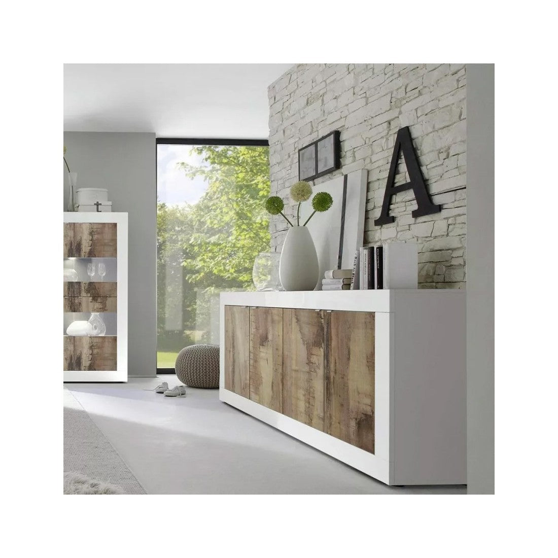 Credenza a 4 porte, collezione CISA, colori bianco e rovere chiaro, ideale per un soggiorno o una sala da pranzo moderna.