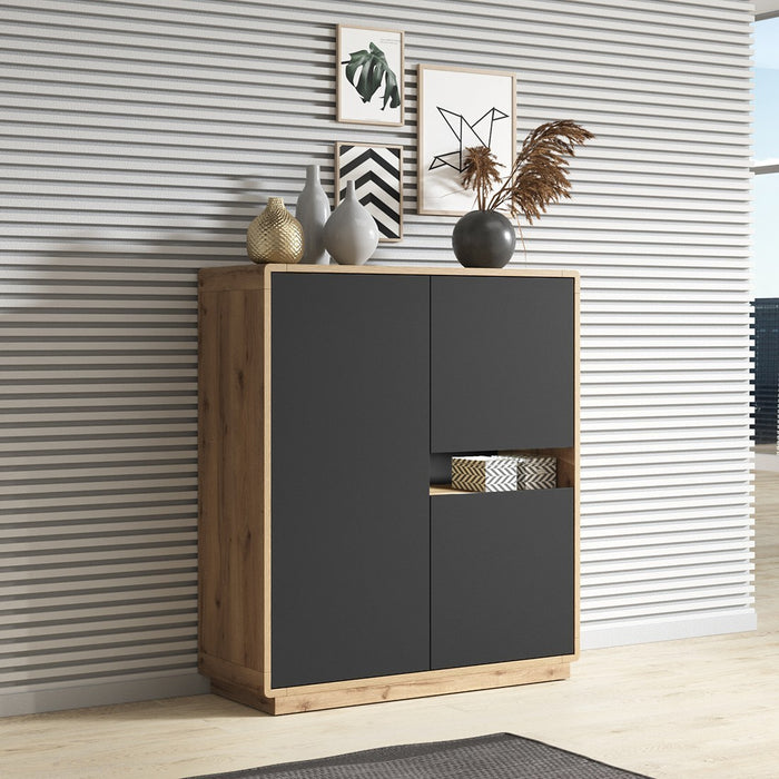 Credenza alta collezione VILLA. Colore quercia e nero. 3 porte e 1 nicchia illuminata.