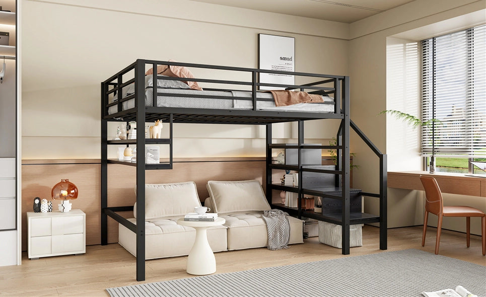 Letto a soppalco 140x200 cm con ripiani, scala contenitore e ringhiera di sicurezza