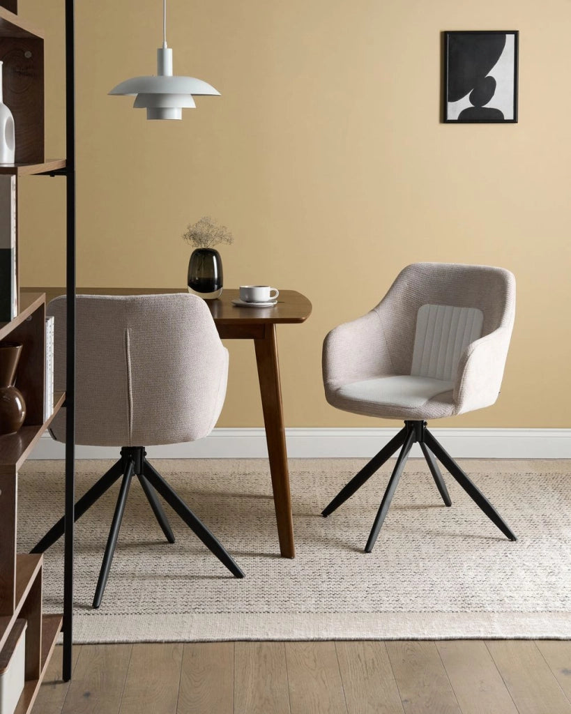 Set di 2 sedie da pranzo girevoli Rivestimento in ecopelle beige chiaro Base con gambe in metallo Sala da pranzo