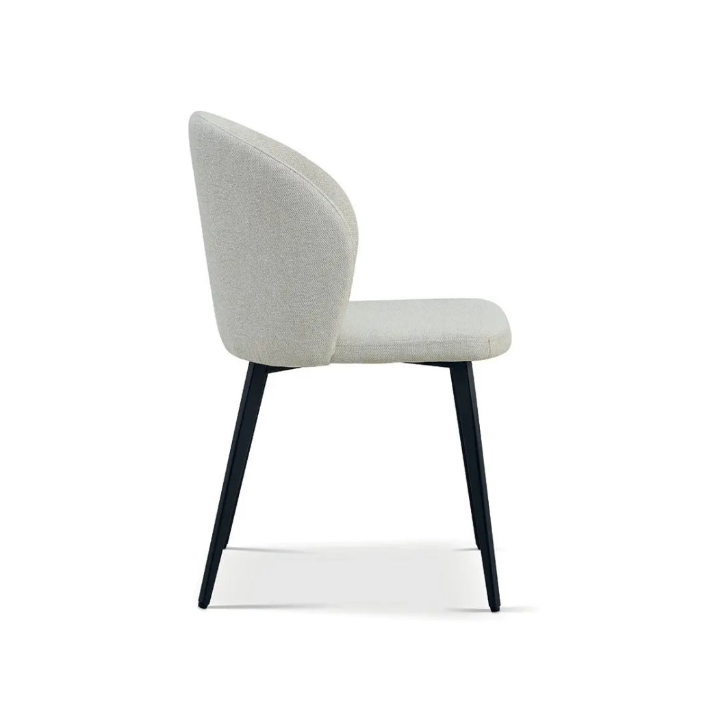 Sedia rivestita in tessuto per sala da pranzo, colore beige. Collezione HARDIN
