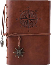 Diario di viaggio con copertina in pelle, rilegato a spirale, con pagine bianche e etichette retro.
