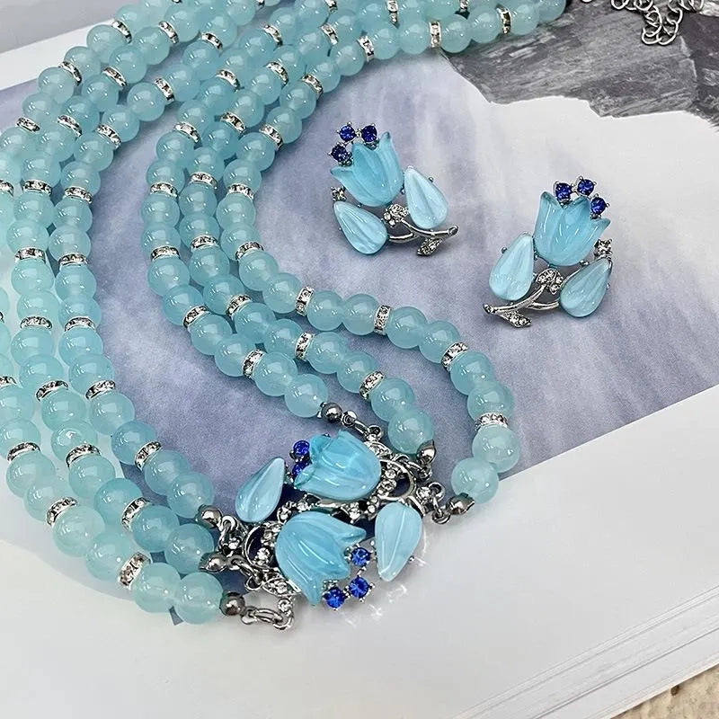 Set composto da collana e orecchini con cristalli blu: gioielli realizzati a mano con perline.