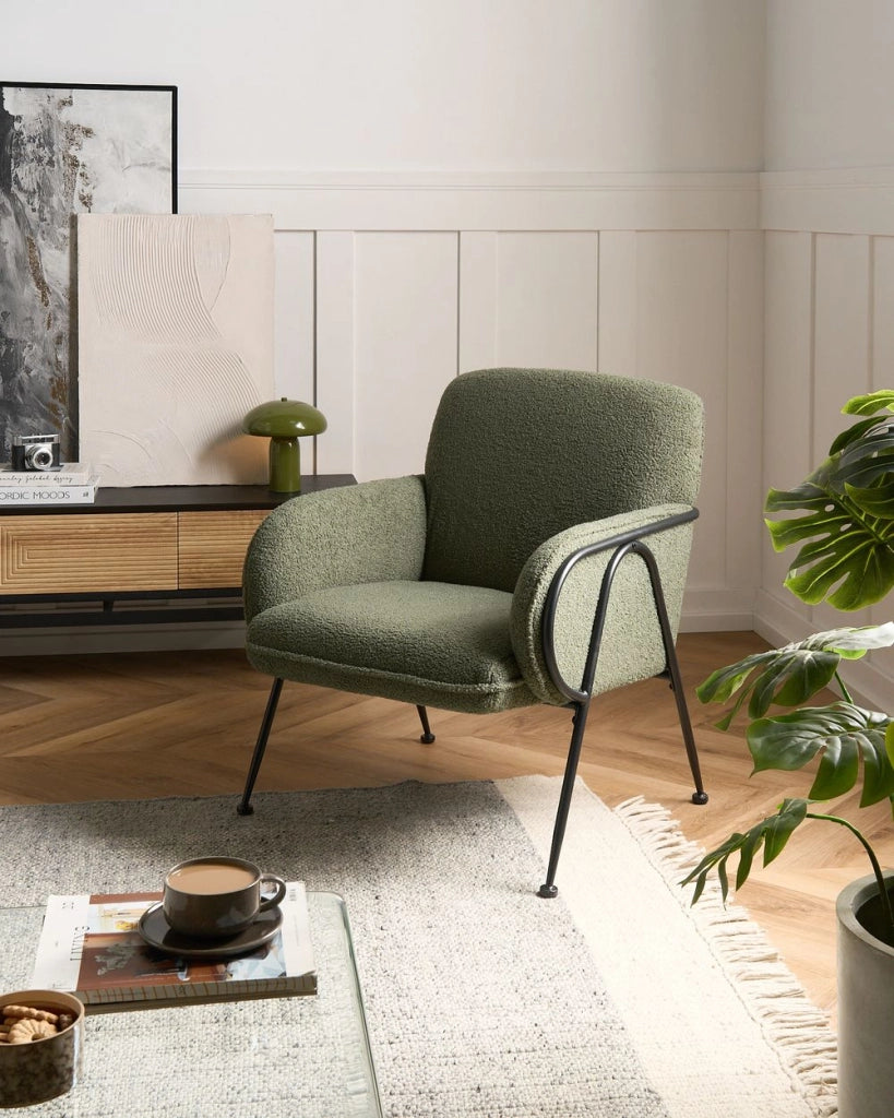 Poltrona verde con rivestimento in bouclé e struttura in metallo stile Century Modern