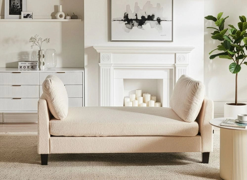Chaise longue imbottita in bouclé bianco sporco con cuscini, gambe in acciaio in stile scandinavo