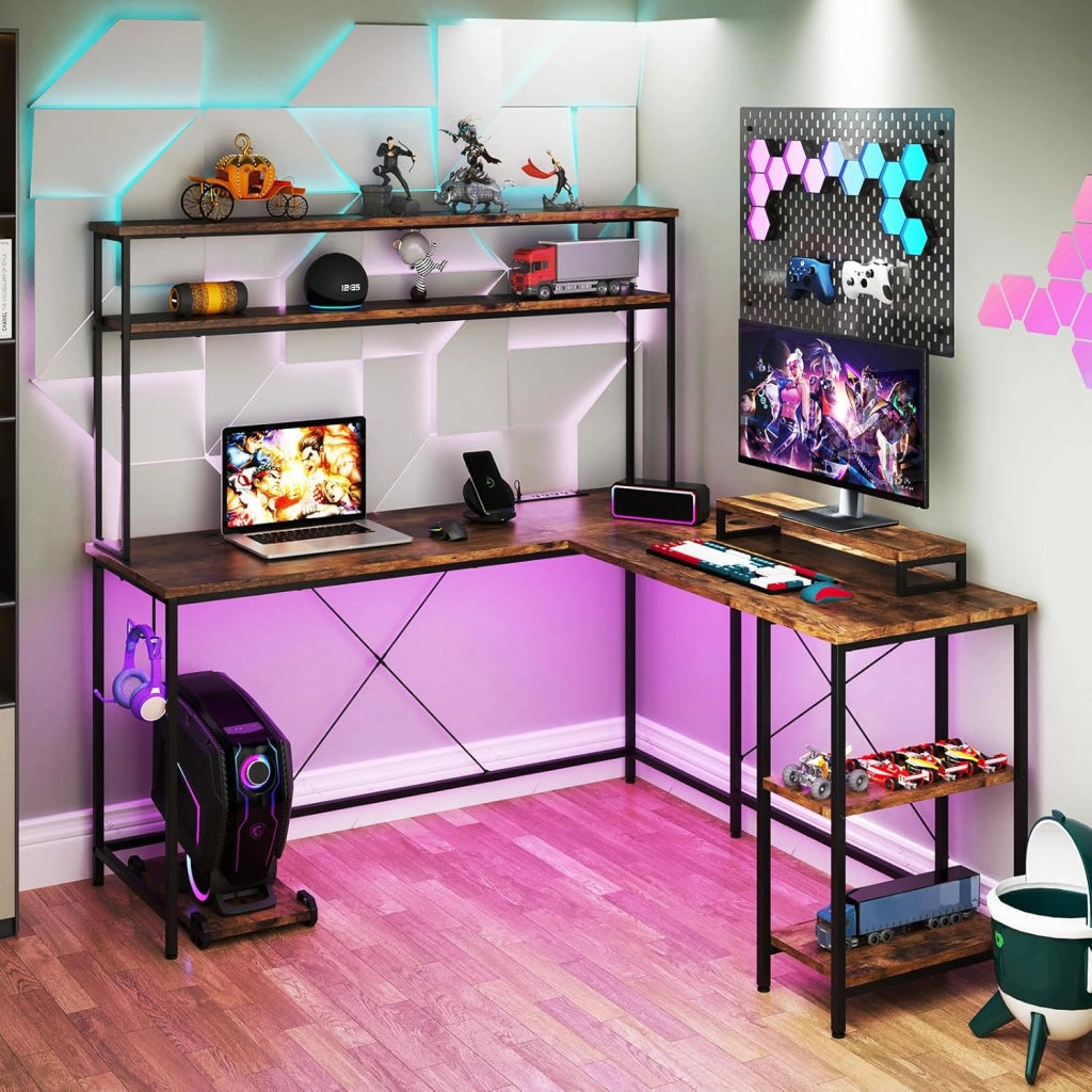Scrivania per computer a forma di L convertibile con LED, ripiani aperti e supporto per monitor, gancio laterale, stazione di ricarica, 145 x 145 cm, per ufficio, studio (marrone)