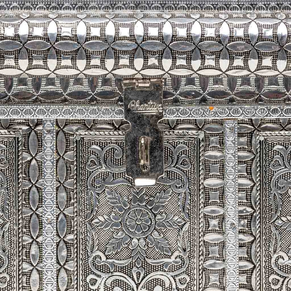 Portagioie in metallo argentato sbalzato 30x20x25h