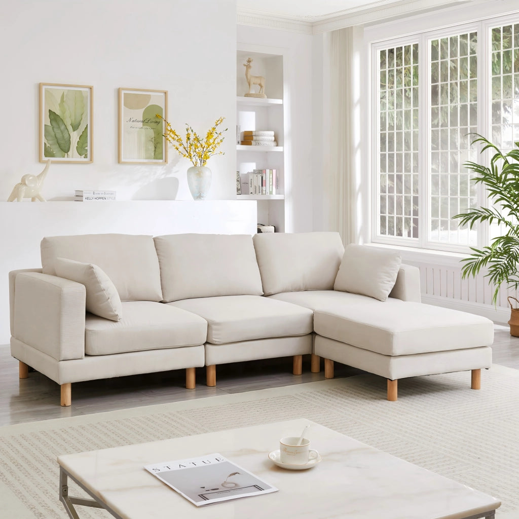 Divano angolare 3 posti con pouf e chaise longue reversibile in poliestere beige e gambe in legno 235 × 152 × 78 cm
