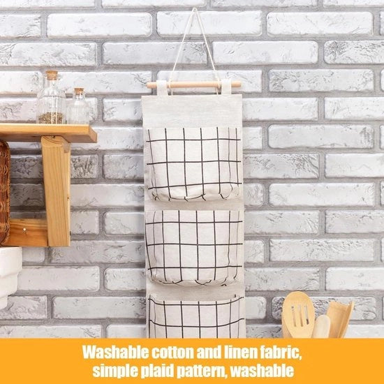 Organizzatore da parete con 3 contenitori per borse di stoffa per bambini.