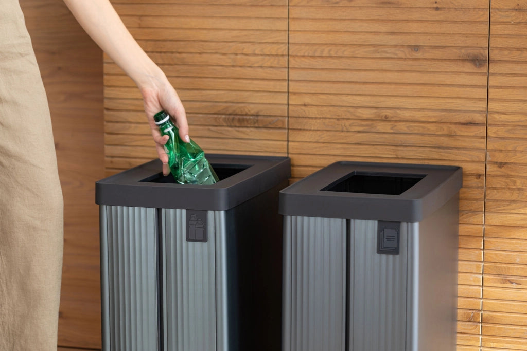 Pattumiera Alta 54L Interno Esterno Keter Verto Recycle 43,5x26,5x68,7 cm con Bordo Copri Sacco in Plastica Blu Perla