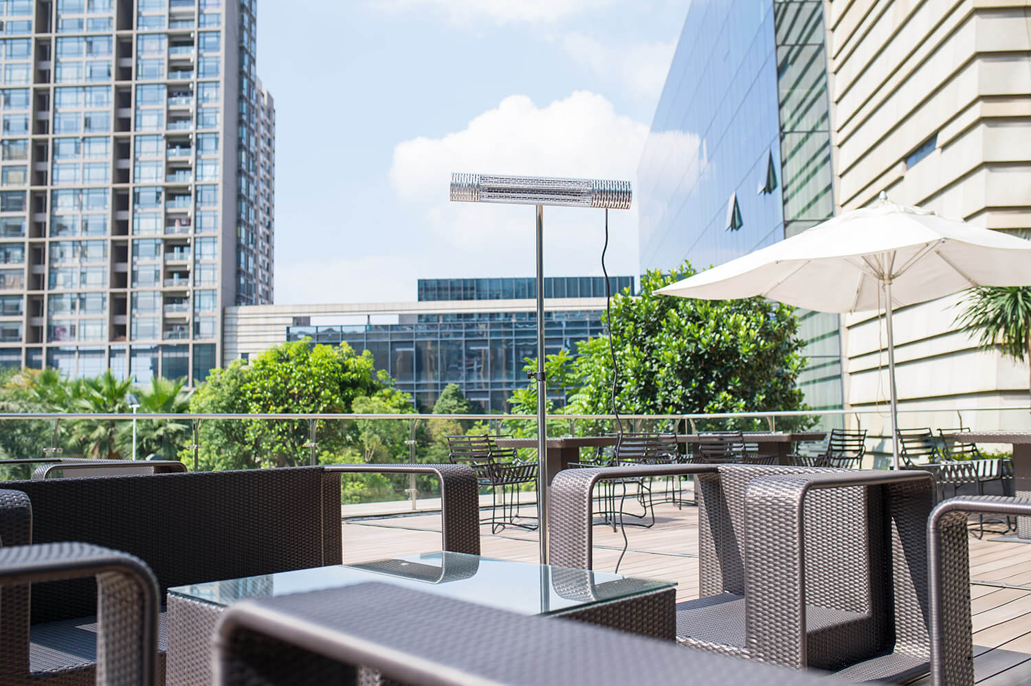 Stufa Elettrica ad Infrarossi a Piantana 2000W con Telecomando per Esterni Argento