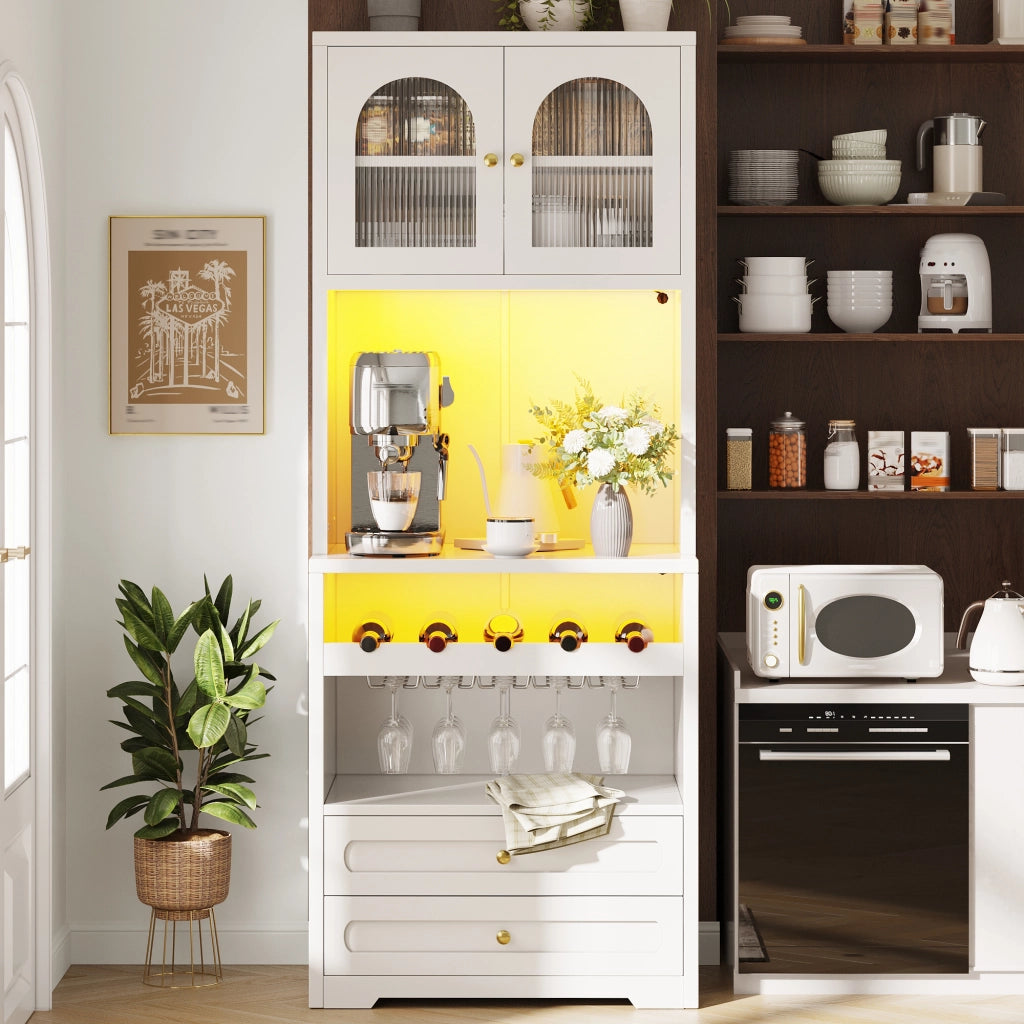 Dispensa alta con ante in vetro, LED, ripiani regolabili, portabottiglie, USB, per cucina e soggiorno, bianco