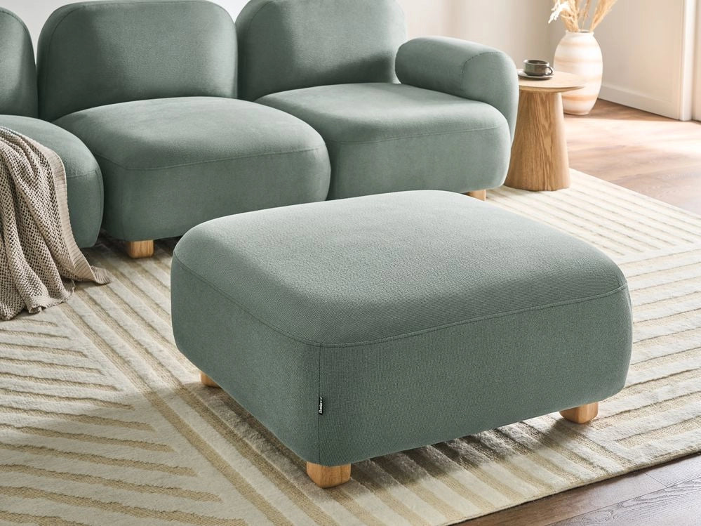 Pouf ottomano rettangolare imbottito in tessuto verde chiaro idrorepellente, modulo divano con gambe in legno, modello moderno monoposto