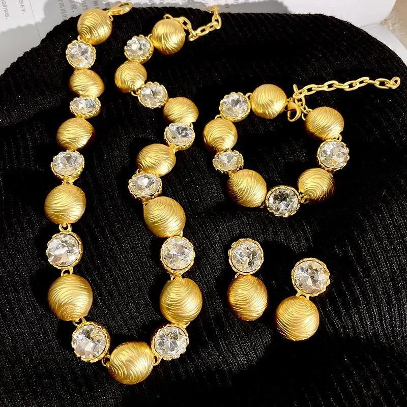 Set di gioielli fatti a mano con perline di cristallo: orecchini, collana e bracciale vintage.
