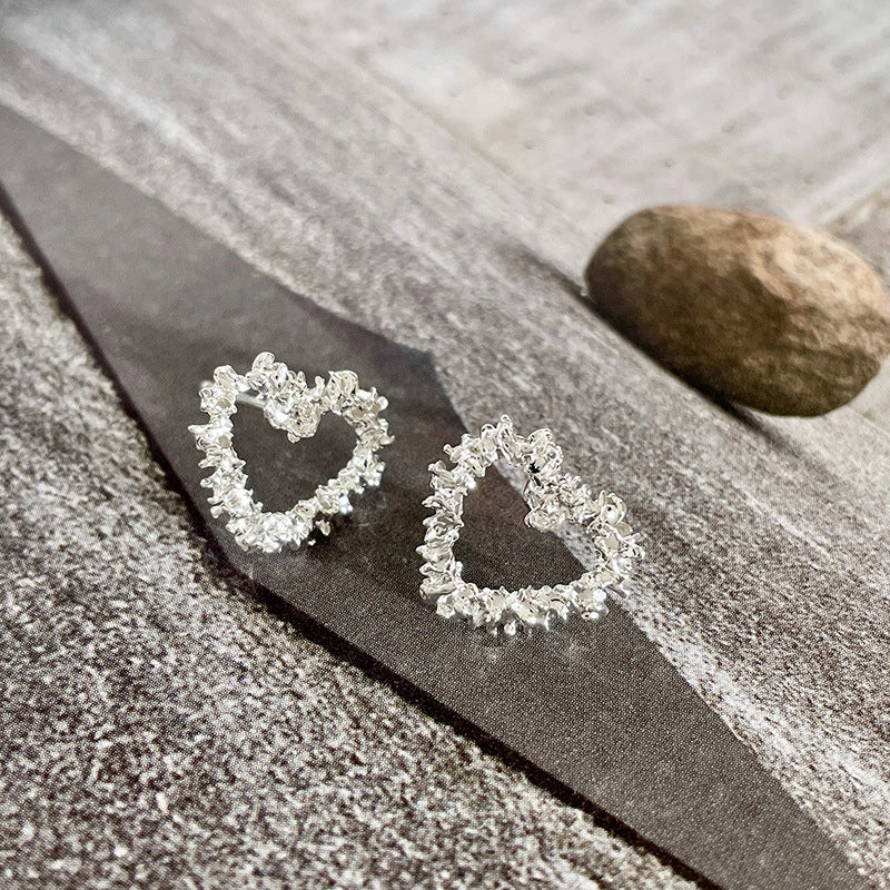 Orecchini a perno a forma di cuore in argento per donna, stile di nicchia, nuovi orecchini a cuore traforati in argento con ago