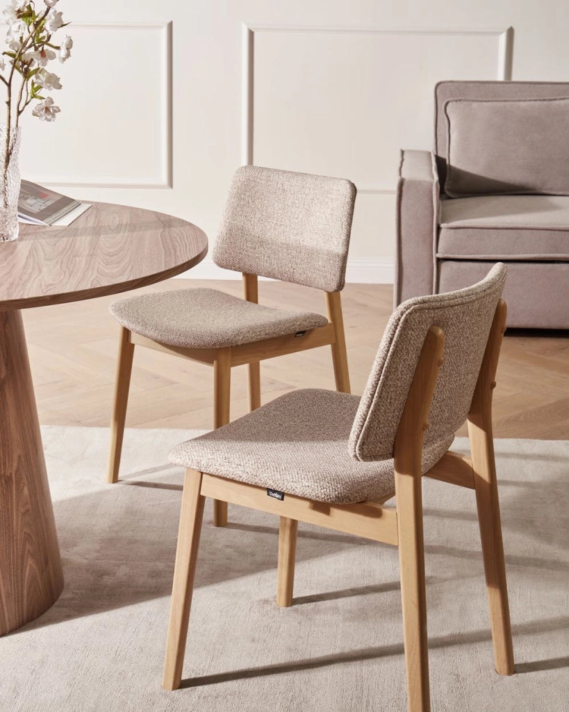 Set di 2 sedie da pranzo marrone chiaro e tortora con struttura in legno di gomma e seduta bouclé, design retrò senza braccioli