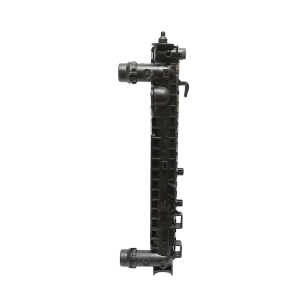 Radiatore raffreddamento acqua motore – Audi, Skoda, VW (motori 1.6 – 2.3 L) Dimensioni: 396 × 635 × 32 mm Codici OEM compatibili: 8D0121251AJ, 8D0121251AT, 8D0121251BJ, 8D0121251Q, 58259, 1924001977