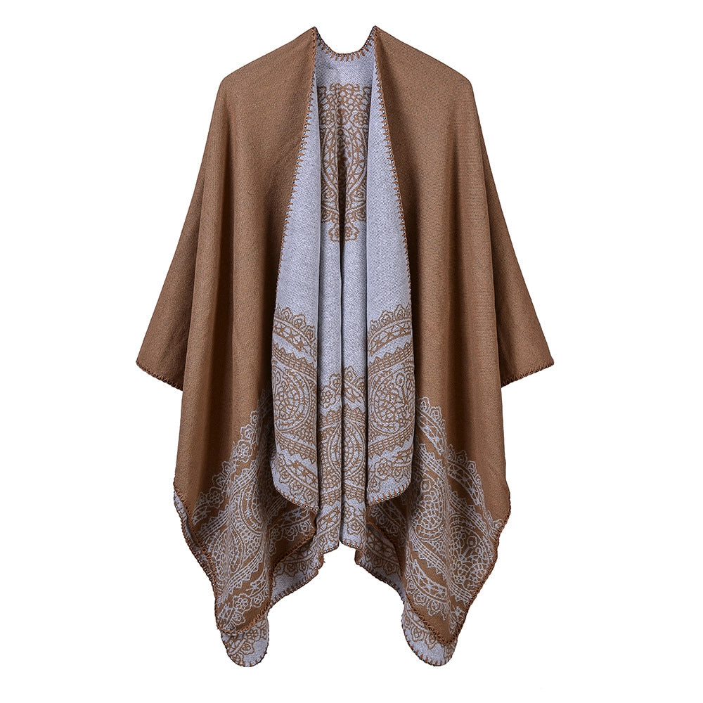 Nuova collezione di sciarpe, scialli e mantelle in cashmere in classico stile britannico per donna.