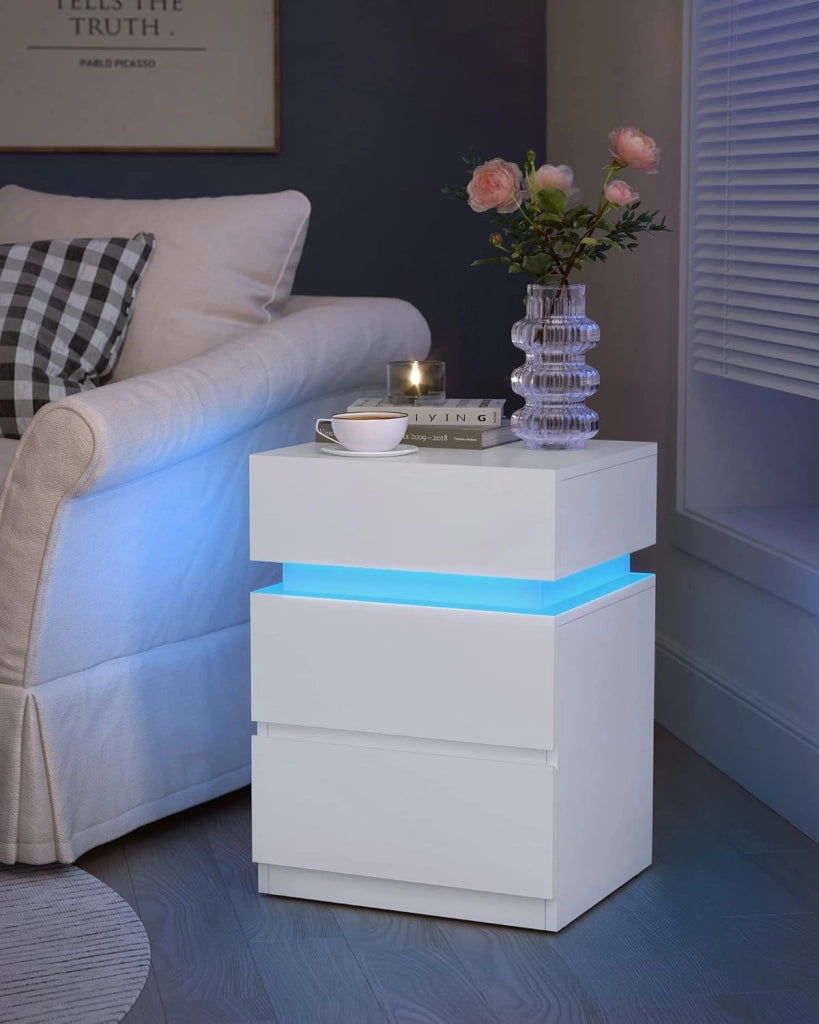 VASAGLE KAILYN Collezione - Comodino con Striscia Luminosa di Luci a LED Multicolore Variabile, 3 Cassetti, Tavolino in Stile Moderno, 35 x 40 x 55 cm, Bianco LET630T10