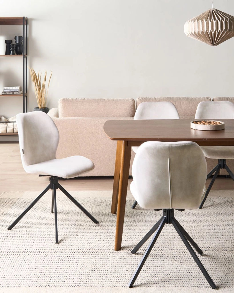 Set di 4 sedie da pranzo in velluto beige chiaro con gambe in ferro nero, girevoli a 180°, moderne e imbottite